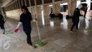 Perusahaan aplikasi online Go-Jek melalui mitra Go-Clean membersihkan Masjid Istiqlal, Jakarta, Jumat (17/6). Kegiatan tersebut merupakan rangkaian "Go-Clean Bersih-bersih 100 Masjid" di Jadetabek selama bulan Ramadan. (Liputan6.com/Fery Pradolo)