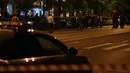 Petugas kepolisian mensterilkan lokasi penyanderaan di sebuah bank di timur Moskva, Rusia, Rabu (18/5) malam. Pelaku sempat menyandera enam orang yang terdiri dari empat nasabah dan dua karyawan, sebelum akhirnya ditembak mati. (Vasily Maximov/AFP)