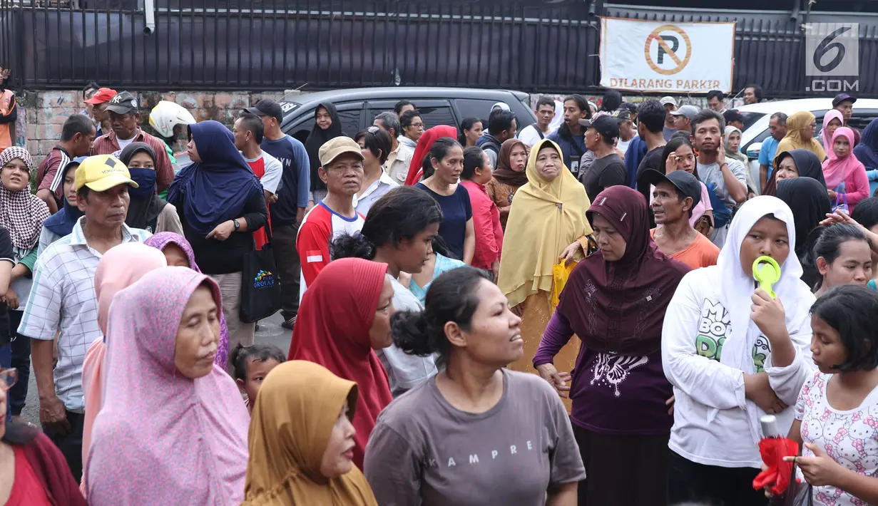 Kerumunan warga di depan lokasi pembunuhan wanita yang ditemukan tewas di dalam lemari di kawasan Mampang, Jakarta, Jumat (23/11). Polres Jaksel menggelar rekonstruksi setelah penyidik menggali keterangan pelaku. (Liputan6.com/Helmi Fithriansyah)