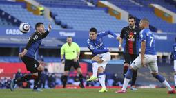 Gelandang Everton, James Rodriguez (tengah) melepaskan tendangan ke gawang Crystal Palace dalam laga lanjutan Liga Inggris 2020/2021 pekan ke-30 di Goodison Park, Liverpool, Senin (5/4/2021).Everton bermain imbang 1-1 dengan Crystal Palace. (AP/Clive Brunskill/Pool)