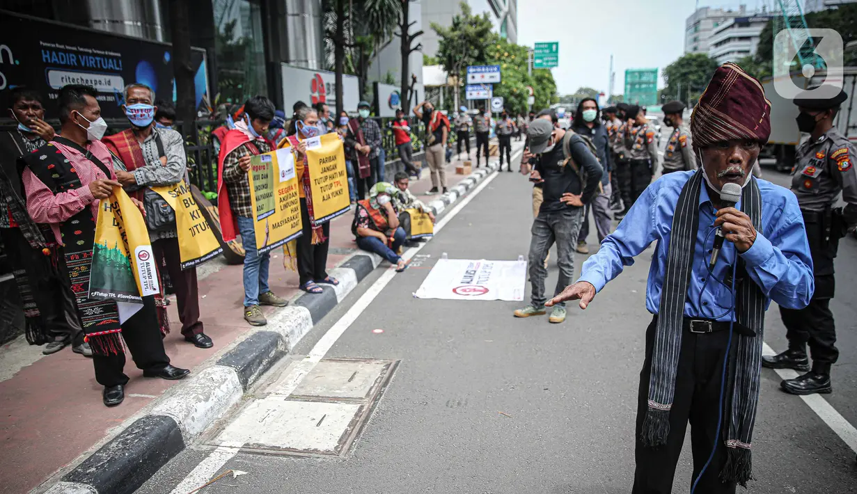 Massa yang tergabung dalam Aliansi Gerak Rakyat Tutut TPL menggelar aksi di depan Kantor Kementerian Koordinator Bidang Kemaritiman dan Investasi, Jakarta, Rabu (24/11/2021). Massa meminta Menteri Luhut Binsar Panjaitan untuk mencabut investasi dan menutup PT. TPL. (Liputan6.com/Faizal Fanani)