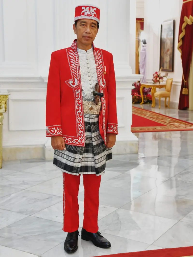 Jokowi Pakai Baju Adat Dolomani dari Buton. (Foto: Agus Suparto Fotografer Pribadi Presiden)