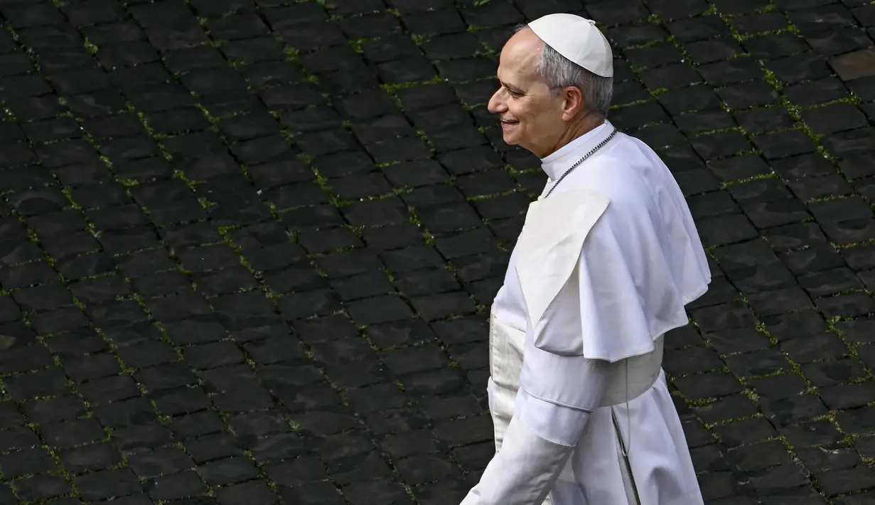 Paus Leo XIV berjalan di Vatikan sebelum doa Regina Caeli, pada 11 Mei 2025. (Filippo MONTEFORTE/AFP)