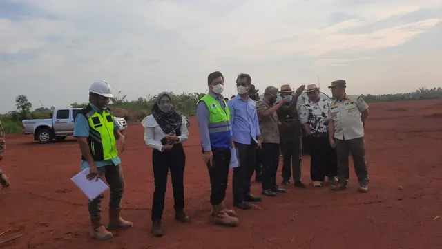 Bupati Subang H Ruhimat beserta Kepala Biro BUMD Investasi dan Administrasi Pembangunan Setda Provinsi Jawa Barat berkunjung ke Suryacipta City of Industry di Karawang. (Dok Suryacipta)