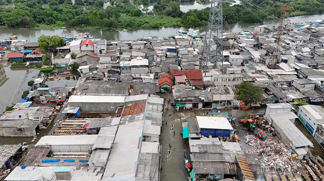 Banjir rob kali ini selain merendam kawasan penduduk juga menggenangi beberapa ruas protokol di kawasan Pluit. (merdeka.com/Arie Basuki)