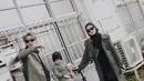 Kenalan coat dark grey yang dipadukan inner dan bawahan serba hitam, penampilan Dinda dan Rey disebut bak Do Do Hee & Jeong Gu Won di serial drama Korea My Demon. [@dindahw]