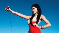 Kylie Jenner memperlihatkan selera berpakaiannya yang unik dalam Coachella 2016. 