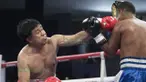 Petinju legendaris Indonesia, Ellyas Pical, melakukan pertarungan ekshibisi melawan Feras Taborat, di Balai Sarbini, Jakarta, Jumat (5/2/2016). Laga itu berakhir draw. (Bola.com/Vitalis Yogi Trisna)