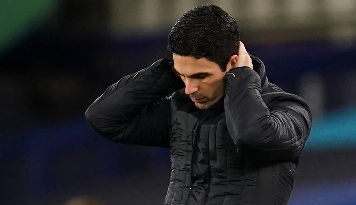 ARSENAL SEMAKIN TERPURUK DI KLASEMEN LIGA INGGRIS: Pelatih Arsenal, Mikel Arteta, tertunduk usai tim asuhnya menelan kekalahan di kandang Everton (19/12/2020). Posisi Arsenal semakin terpuruk akibat belum pernah menang di liga laga terakhirnya. (AFP/Jon Super/pool)