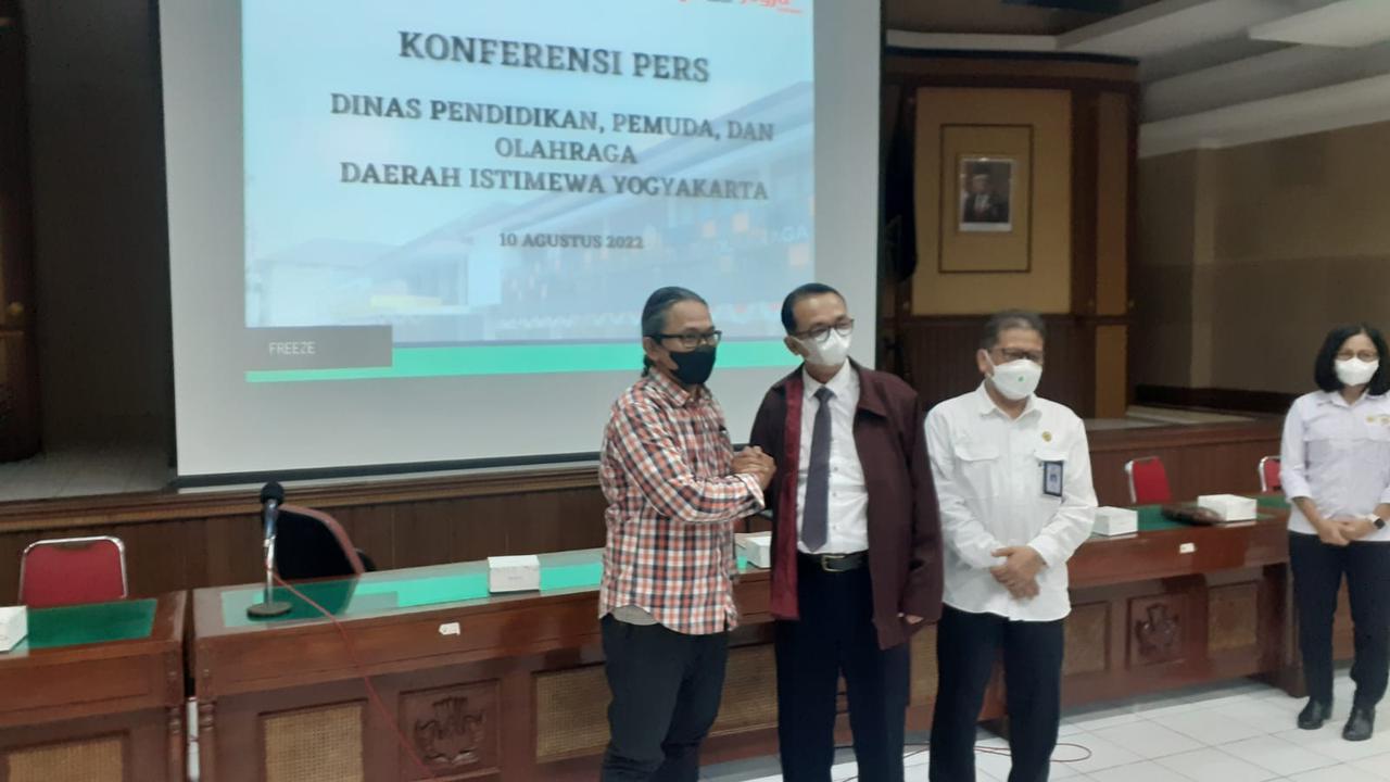 Orangtua siswa, Daniel Yuswantoro bersalaman dengan Kepala Sekolah SMA N 1 Banguntapan, Agung Istianto di hadapan Kepala Disdikpora DIY, Didik Wardaya.