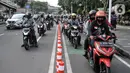 Pengendara sepeda motor menerobos jalur khusus sepeda di Jalan Kramat Raya, Jakarta, Kamis (22/9/2022). Penerapan jalur sepeda sepanjang 196,45 kilometer dan tersebar di 26 ruas jalan yang dibangun Pemprov DKI Jakarta itu belum berfungsi secara efektif karena masih diserobot pengendara sepeda motor akibat arus lalu lintas yang semakin padat. (merdeka.com/Iqbal S. Nugroho)