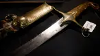 Sebuah pedang berikut sarungnya yang berukir yang diberikan kepada Kapten Angkatan Laut Kerajaan, James Kearney White, oleh Napoleon Bonaparte ditampilkan sebelum dilelang di balai lelang Charles Miller di London pada 1 November 2024. (BENJAMIN CREMEL/AFP)