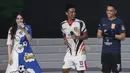 Pemain Mitra Kukar, Bayu Pradana duet nyanyi bareng Via Vallen pada acara peluncuran Liga 1 Indonesia di Studio 5 Indosiar, Jakarta, Senin (19/3/2018). Liga 1 nantinya akan diikuti oleh 18 klub. (Bola.com/Vitalis Yogi Trisna)