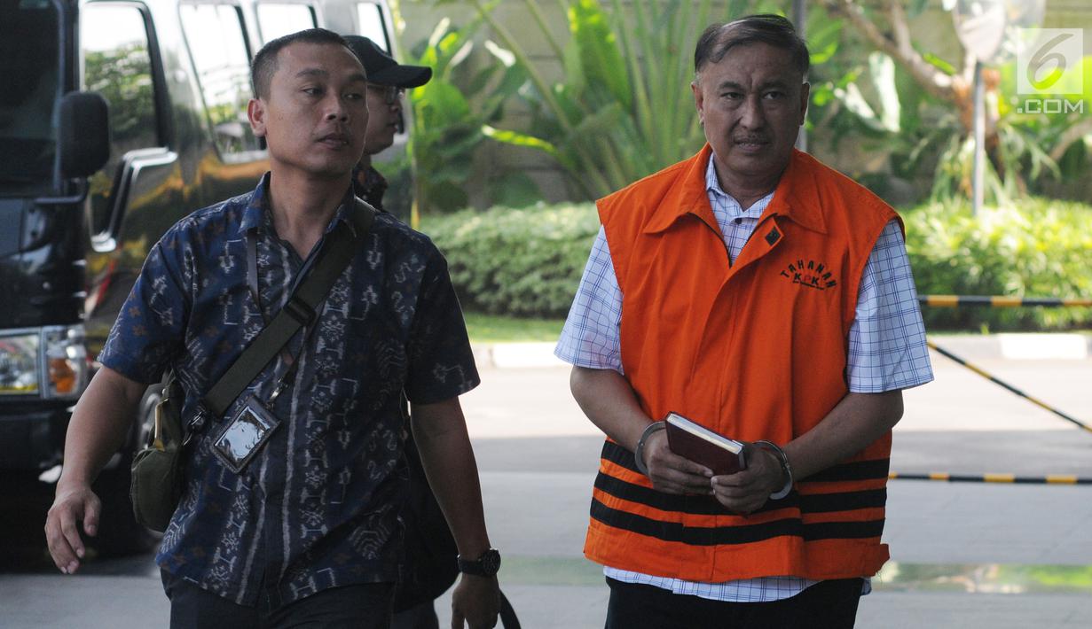 Anggota Komisi VIII DPR Fraksi Golkar nonaktif Markus Nari (kanan) dikawal petugas saat tiba di Gedung KPK, Jakarta, Jumat (3/5/2019). Markus Nari diperiksa untuk pelengkapan berkas terkait kasus dugaan korupsi proyek pengadaan e-KTP. (merdeka.com/Dwi Narwoko)