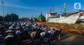 Umat Islam melaksanakan salat Idul Fitri 1445 Hijriah di Pelabuhan Sunda Kelapa, Jakarta, Rabu (10/4/2024). (merdeka.com/Arie Basuki)