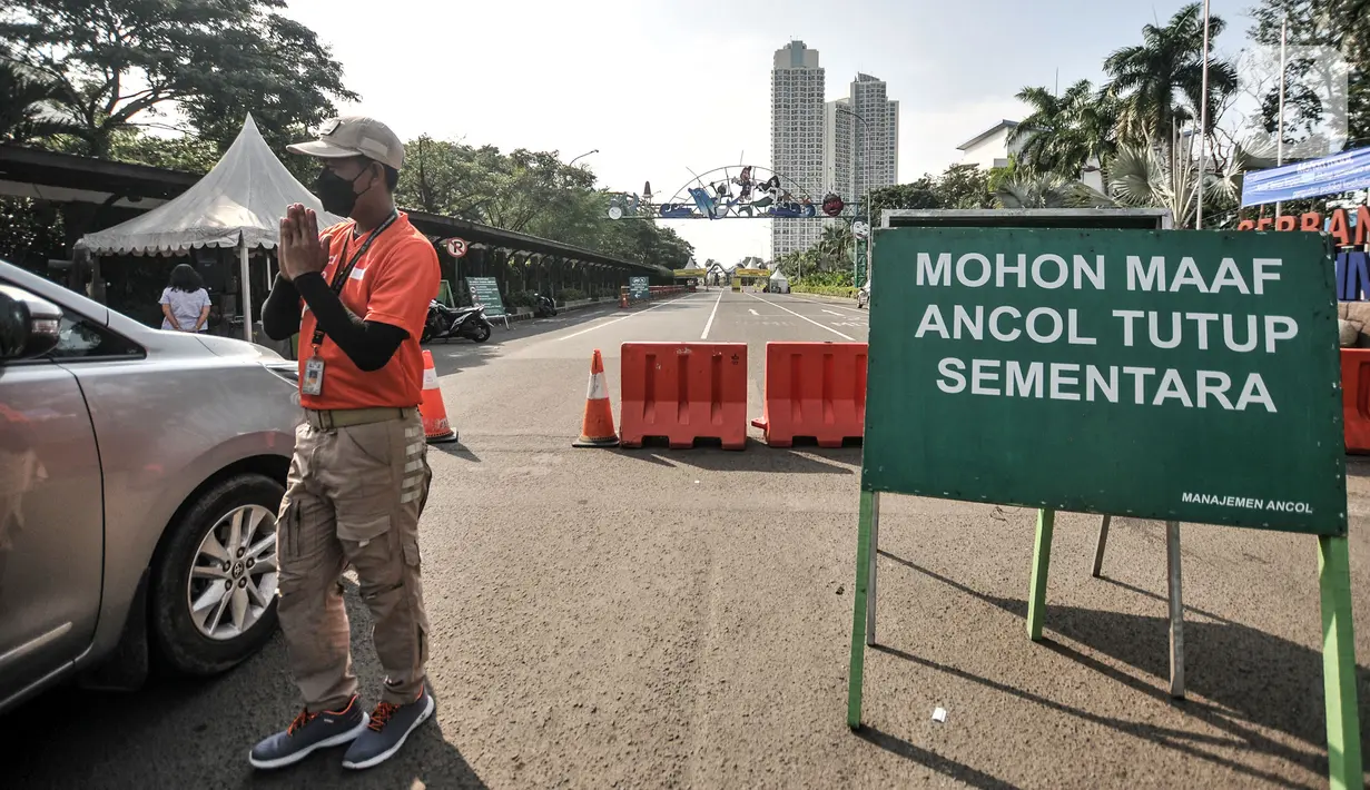 Petugas berjaga di salah satu pintu masuk saat penutupan sementara Taman Impian Jaya Ancol, Jakarta, Minggu (16/5/2021). Pemprov DKI Jakarta melalui Dinas Pariwisata dan Ekonomi Kreatif menutup sementara wisata Ancol pada 16-17 Mei 2021. (merdeka.com/Iqbal S. Nugroho)