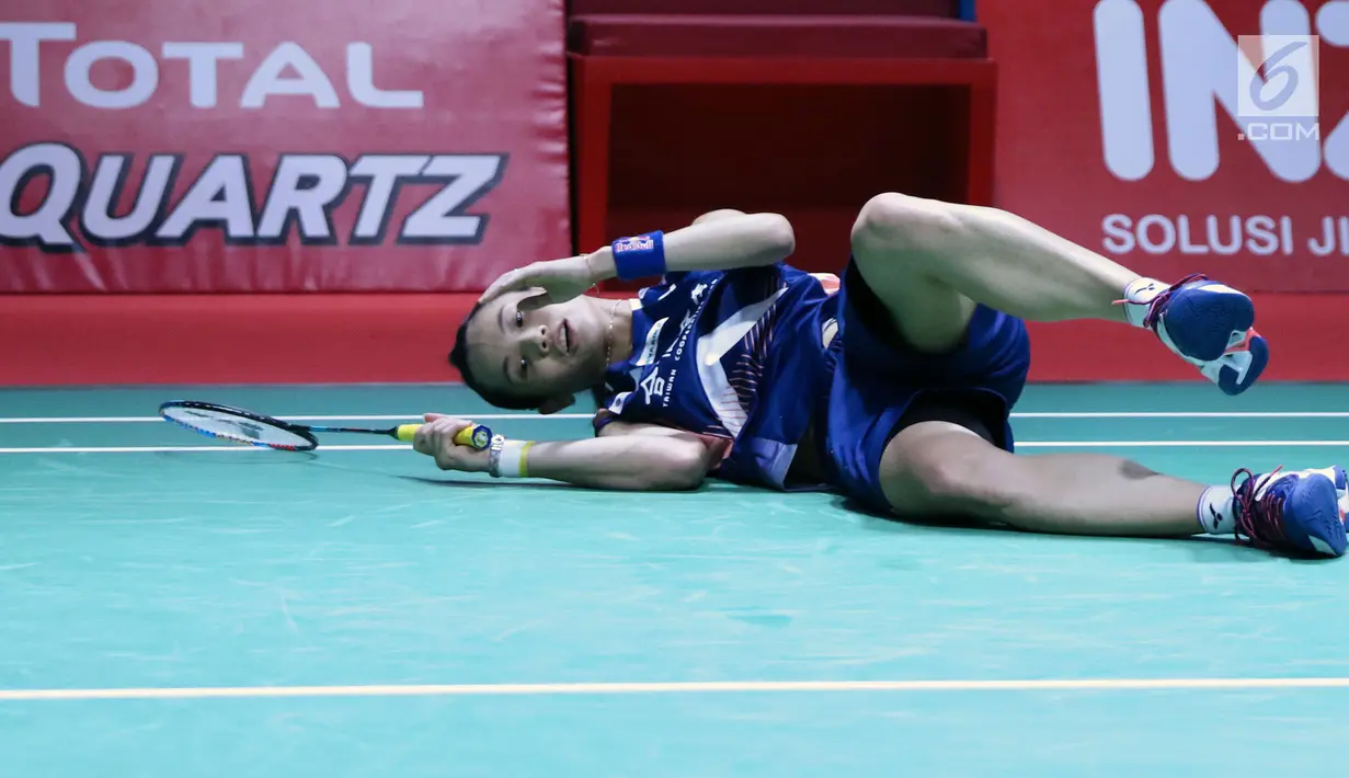 Tunggal putra China Taipei, Tai Tzu Ying terjatuh saat melawan pebulu tangkis China, He Bingjiao pada semifinal Indonesia Open 2018 di Istora GBK, Jakarta, Sabtu (7/7). Tai Tzu Ying menang 21-13, 21-8. (Liputan6.com/Helmi Fithriansyah)