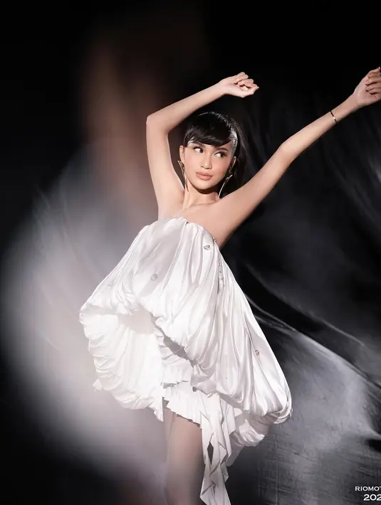 Dipotret fotografer ternama Rio Motret, Azizah Salsha menunjukkan pesonanya yang nampak lihai menari [@riomotret]