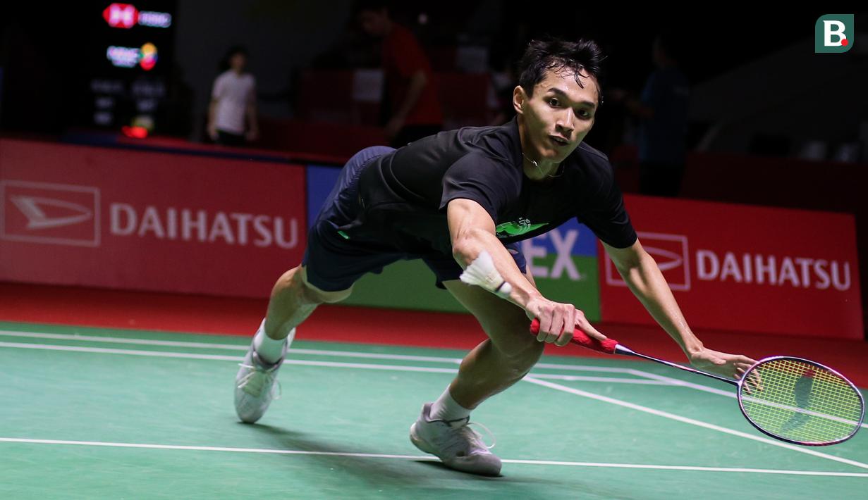 <p>Pebulutangkis tunggal putra Indonesia, Jonatan Christie saat melakukan latihan menjelang Indonesia Masters 2023 yang berlangsung di Istora Senayan, Jakarta, Senin (23/01/2023). (Bola.com/Bagaskara Lazuardi)</p>