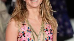 Model dan aktris, Suki Waterhouse tersenyum manis saat menghadiri premier film "Pride and Prejudice dan Zombie" di Leicester Square, London, Senin (1/2/2016). (LEON NEAL/AFP)