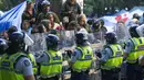 Demonstran dan polisi berhadapan dalam protes menentang mandat vaksin virus corona di Wellington, Selandia Baru, Rabu (2/3/2022). Sejak awal pandemi, Selandia Baru telah melaporkan kurang dari 100 kematian akibat virus di antara populasinya yang berjumlah 5 juta. (Mark Mitchell/New Zealand Herald vi
