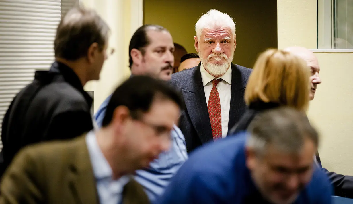 Komandan perang pasukan Kroasia Bosnia, Jenderal Slobodan Praljak memasuki ruang sidang bandingannya di Pengadilan Pidana Internasional untuk bekas Yugoslavia (ITCY) di Den Haag, Belanda, Rabu (29/11). (ROBIN VAN LONKHUIJSEN/POOL/AFP)