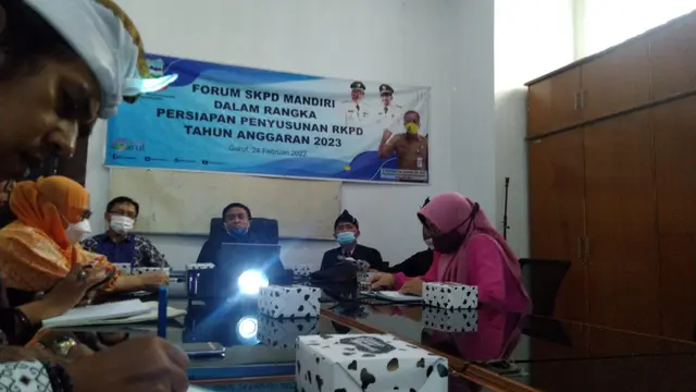 Tim Kajian Ikon Garut, bertugas merumuskan ikon Garut dari berbagai disiplin ilmu dan budaya masyarakat.