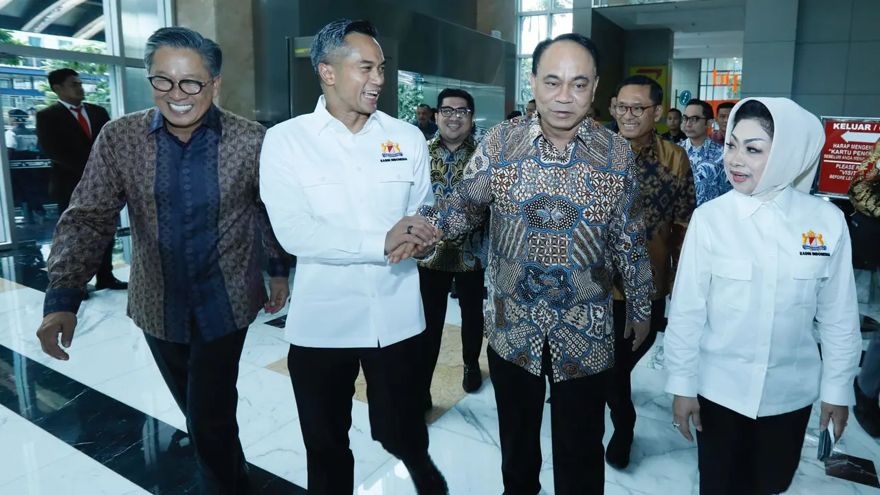 Ketua Umum Kadin Indonesia Anindya Bakrie melakukan Sarasehan dengan Menteri Komunikasi dan Informatika (Menkominfo) Budi Arie Setiadi, di Menara Kadin, Jakarta, Kamis (3/10/2024).