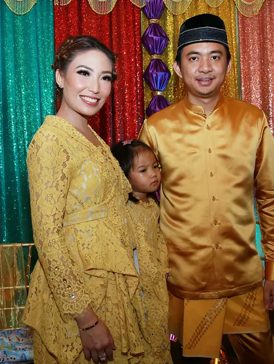 "Hari ini acara Aqila mandi lemon. Anak perempuan mandi lemon, adat Gorontalo. Ada tujuh bambu yang bertujuan untuk menghilangkan tujuh sifat jelek dari anak," kata Ayu Dewi di kawasan Tebet, Jakarta Selatan, Minggu (7/2). (Deki Prayoga/Bintang.com)