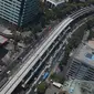 Suasana proyek Light Rail Transit (LRT) Jabodebek terlihat dari atas di Rasuna Said, Kuningan, Jakarta, Rabu (21/8/2019). Jadwal pengoperasian LRT Jabodebek molor dari target yang pada awalnya direncanakan bisa beroperasi pada 2019. (Liputan6.com/Angga Yuniar)