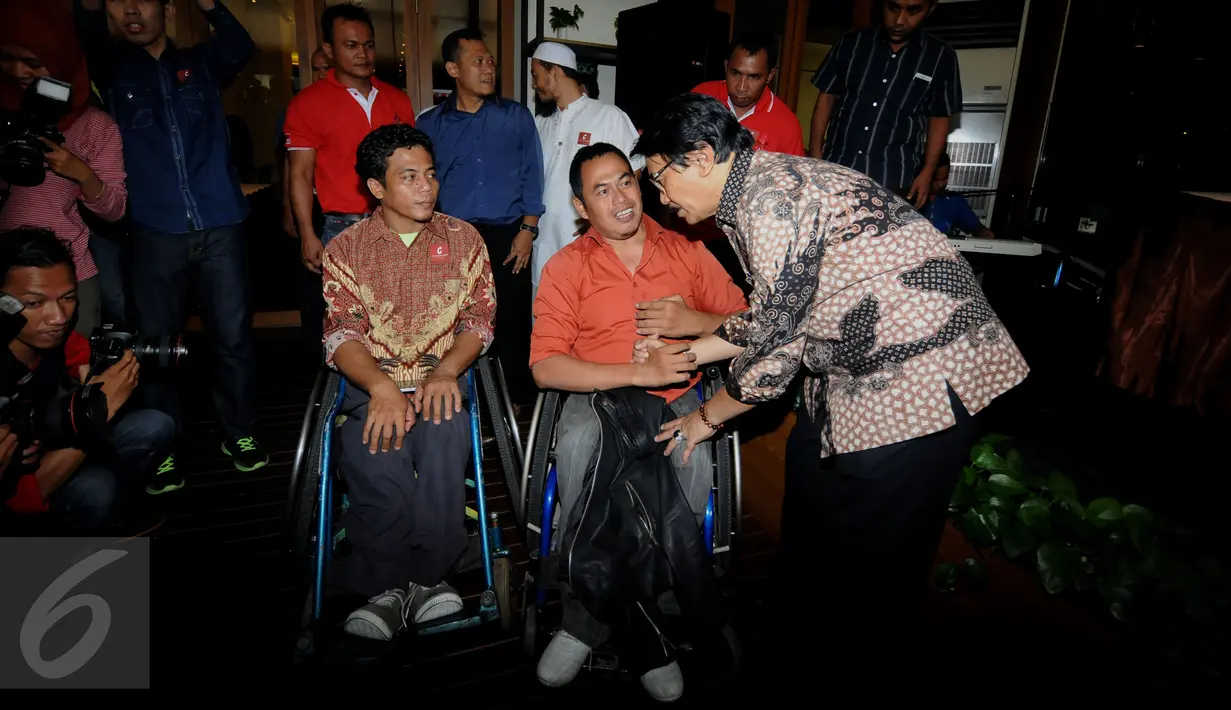Adhyaksa Dault (kanan) menyalami atlet disabilitas usai deklarasi pendaulatannya sebagai Cagub DKI Jakarta 2017-2022 oleh IANI di Jakarta, Jumat (9/10/2015). Ratusan atlet nasional hadir dalam acara pendaulatan Adhyaksa. (Liputan6.com/Helmi Fithriansyah)