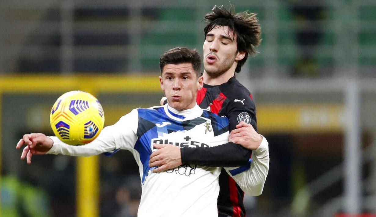Pemain Atalanta, Matteo Pessina, berebut bola dengan pemain AC Milan, Sandro Tonali, pada laga Liga Italia di Stadion San Siro, Sabtu (23/1/2021). AC Milan takluk dengan skor 0-3. (AP/Antonio Calanni)