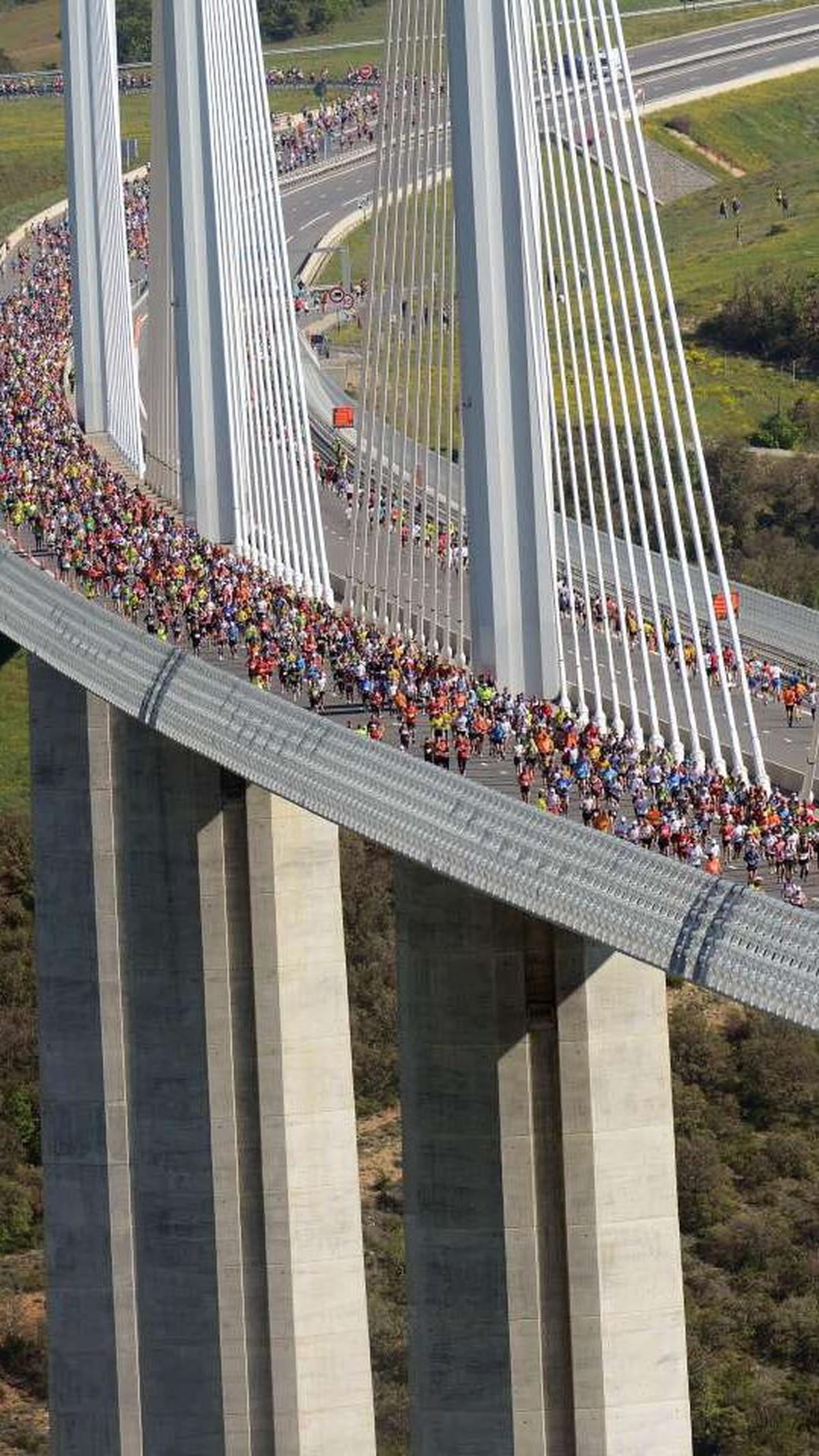 Jembatan Millau Viaduct yang terletak di Prancis selatan, merupakan bukti nyata dari inovasi manusia dan kecakapan teknik. Membentang di atas Sungai Tarn dan menghubungkan kota Millau dan Clermont-Ferrand, jembatan ikonik ini tidak hanya menjadi penghubun