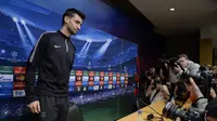 Javier Pastore saat berbicara di depan wartawan jelang Barcelona vs PSG (AFP)