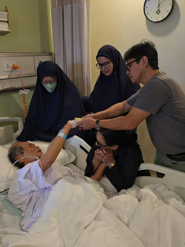 Potret Shahnaz Haque dan Gilang Ramadhan Jenguk Kakek di yang Sedang Sakit, Banjir Doa dari Netizen