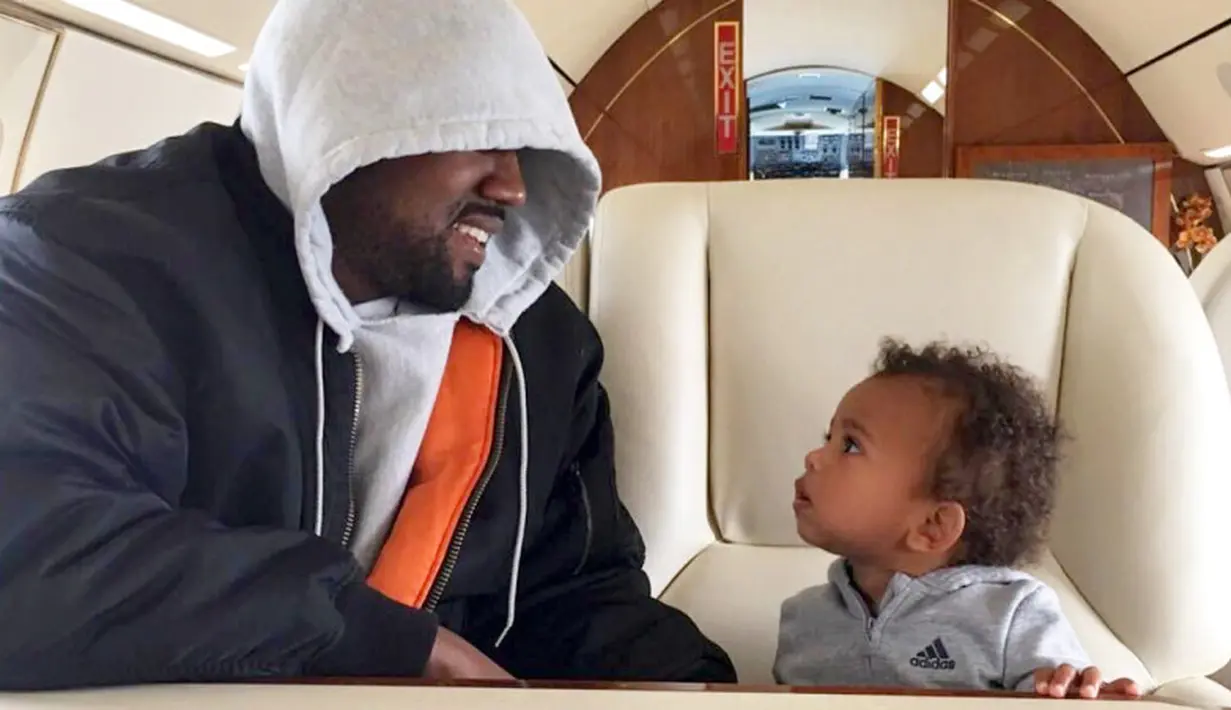 Jarang banget senyum, di sini Kanye West terlihat bahagia di depan buah hatinya. (instagram/kimkardashian)