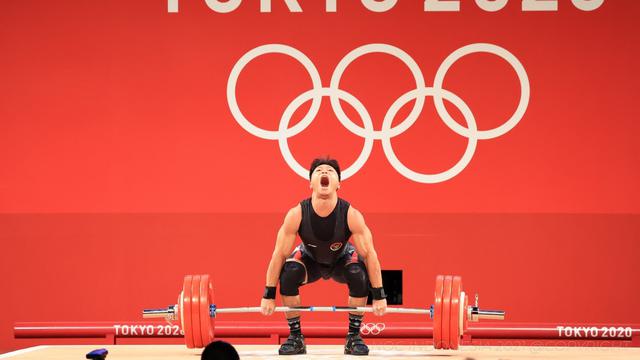 Lifter Indonesia Rahmat Erwin Abdullah saat berlaga di Olimpiade Tokyo 2020