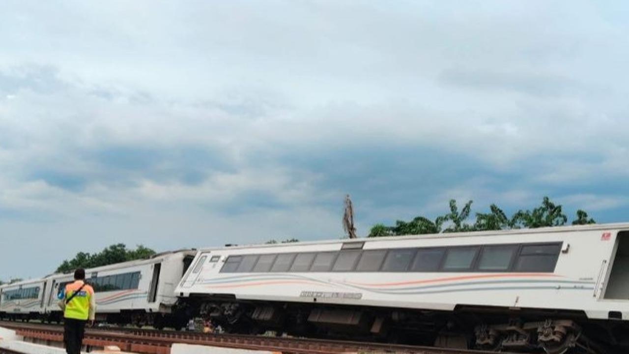 Imbas Kereta Purwojaya Anjlok, Perjalanan Jakarta-Cikampek Dilalui Satu Jalur