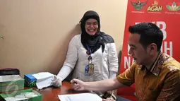 Seorang anggota Fraksi PKB mendaftar untuk mengikuti tes narkoba di Gedung DPR, Senayan, Jakarta, Rabu (16/3). Tes urine yang bekerjasama dengan BNN itu diikuti 36 anggota dewan untuk mengantisipasi penyalahgunaan narkoba. (Liputan6.com/Johan Tallo)