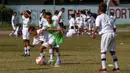 Para anak dari Real Madrid Foundation antusias berlatih sepak bola di bawah arahan Emilio Butragueno. (AFP/Yamil Lage)