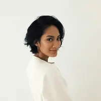 Tara Basro, selama ini memang jarang banget berambut panjang. Seperti di foto ini, selain kulit sawo matangnya yang eksotis, rambut pendek Tara membuat dirinya makin terlihat seksi. (Instagram/tarabasro)