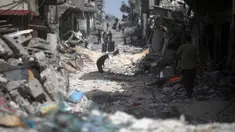 Warga Palestina mengunjungi rumah mereka yang hancur setelah pasukan Israel meninggalkan Khan Younis, Jalur Gaza, Rabu, 6 Maret 2024. (AP Photo/Mohammed Dahman)