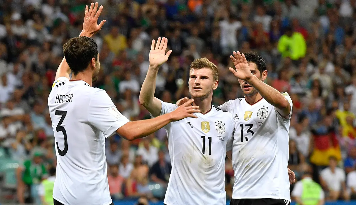 Penyerang Jerman, Timo Werner melakukan selebrasi bersama rekan-rekannya setelah mencetak gol ke gawang Meksiko di semifinal Piala Konfederasi 2017 di Stadion Fisht, Sochi, Rusia, (29/6). Jerman akan menghadapi Chile di Final. (AP Photo/Martin Meissner)