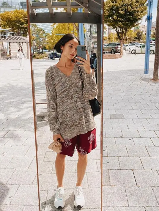 Lakukan mirror selfie di Korea, Putri Marino tampil santai dengan knit top dan short pants warna merah. Kesan kasual pun diperkuat dengan sneakers putih yang dikenakannya. (Instagram/putrimarino)