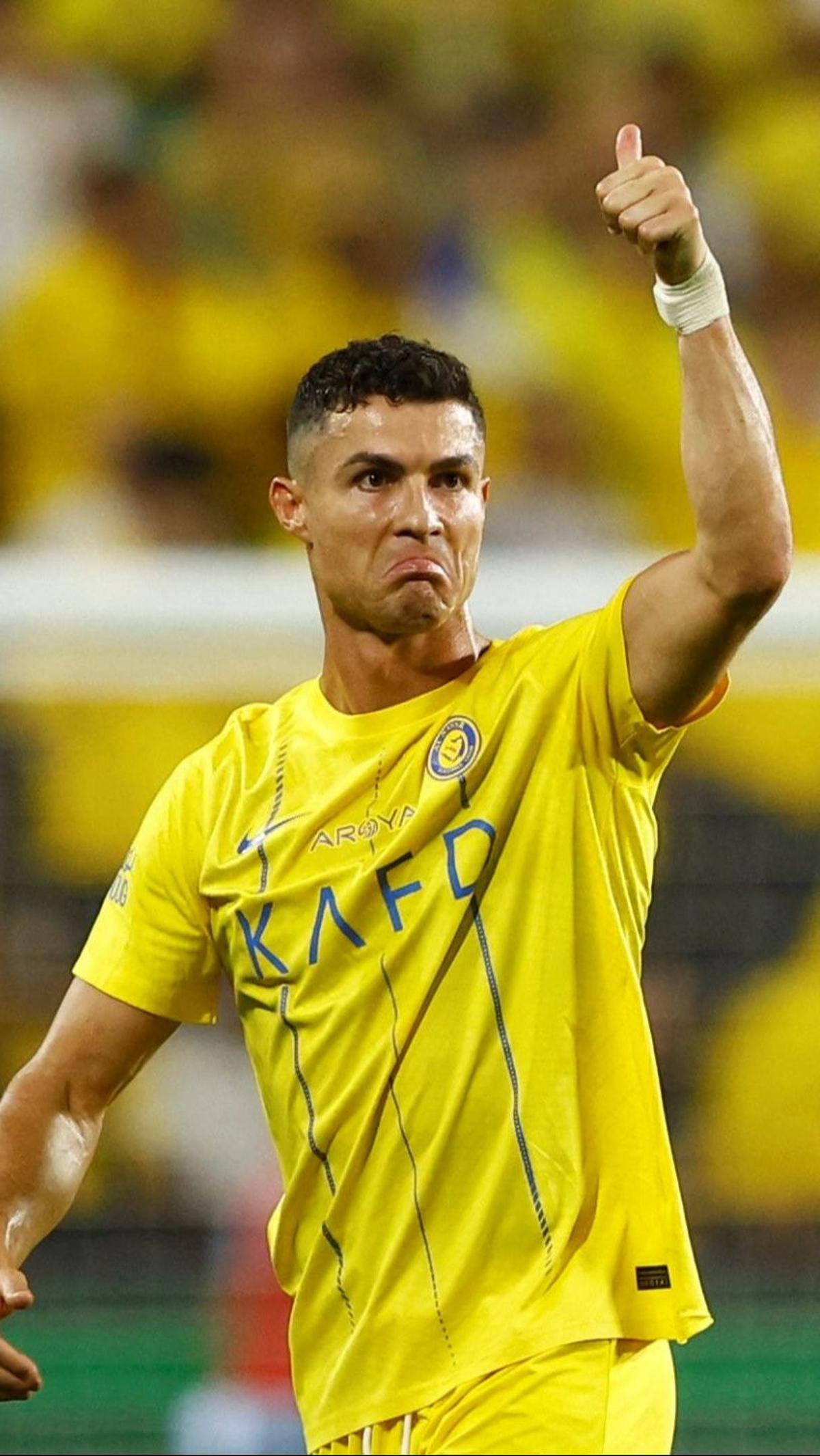 Setelah wasit mengeluarkan kartu merah, Ronaldo pun juga  sempat mengancam meninju wasit. Foto: Reuters<br>