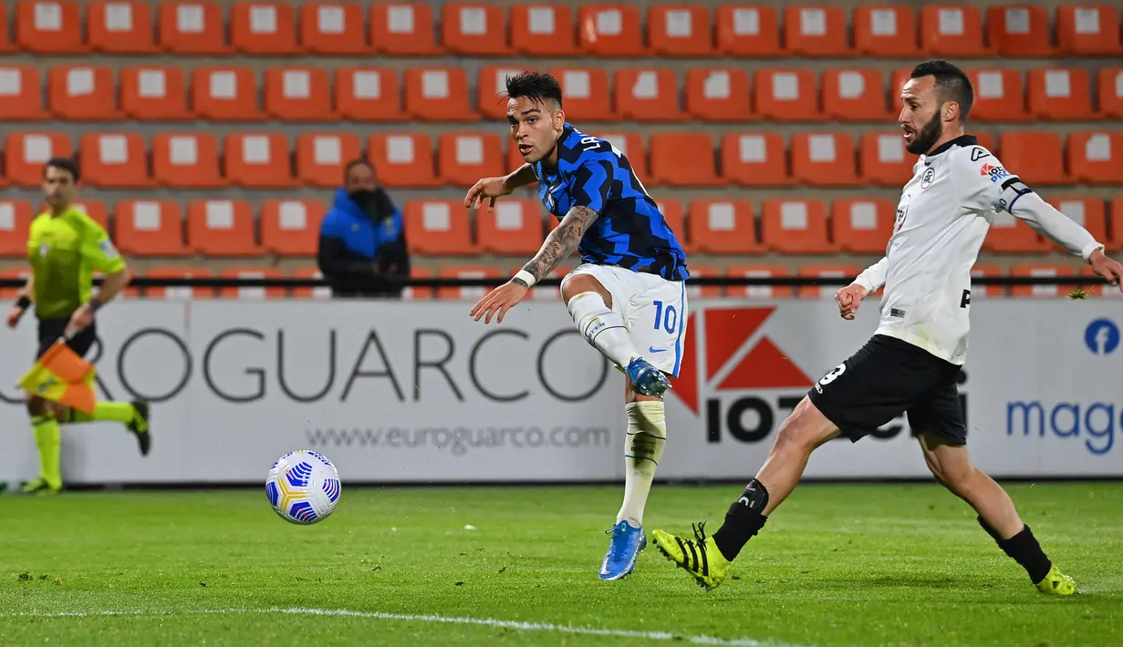 Pemain Inter Milan Lautaro Martinez menendang bola saat melawan Spezia pada pertandingan Serie A Liga Italia di Stadion Alberto-Picco, La Spezia, Italia, Rabu (21/4/2021). Pertandingan berakhir dengan skor 1-1. (ANDREAS SOLARO/AFP)
