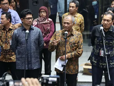 Tiga Pimpinan KPK, Laode M Syarif, Agus Rahardjo dan Saut Situmorang (kiri ke kanan) memberi keterangan, Jakarta, Kamis (12/9/2019). Pimpinan KPK membantah penyataan Alexander Marwata yang menyebut pengumuman pelanggaran kode etik tidak diketahui oleh pimpinan KPK. (Liputan6.com/Helmi Fithriansyah)