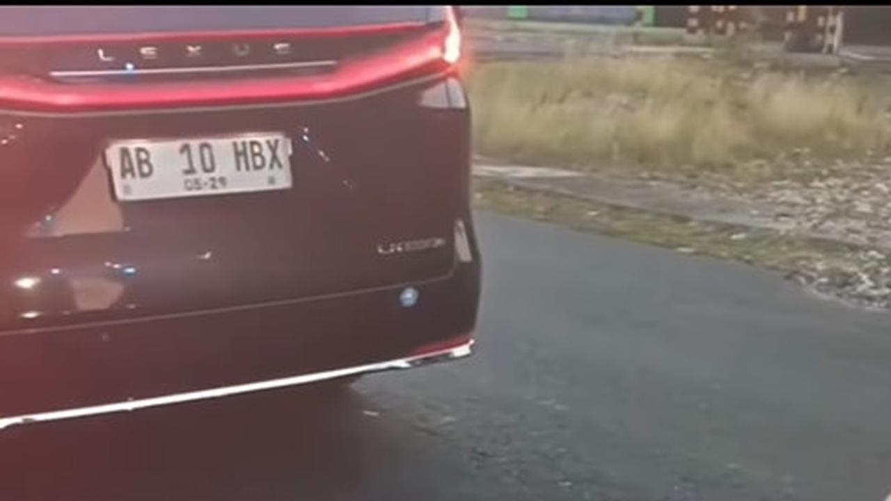 Mobil Sultan HB X berhenti di lampu merah tanpa pengawalan