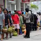 Aparat polisi menjaga antrean operasi pasar elpiji di SPBU Ki Hajar Dewantara di Palu, Sulawesi Tengah, Senin (8/10). Pertamina melakukan operasi pasar elpiji pascagempa dan tsunami Palu di 16 titik di Palu, Donggala dan Sigi (Liputan6.com/Fery Pradolo)