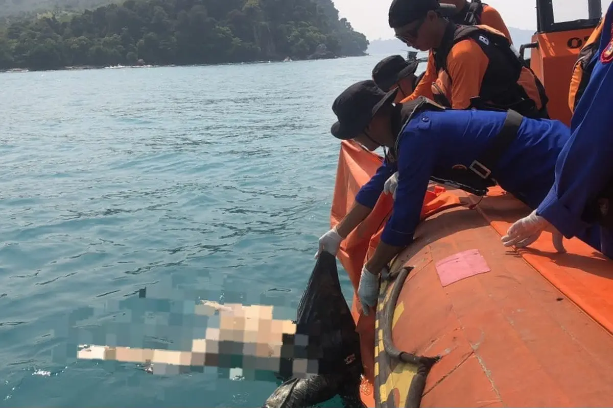 Tim SAR saat evakuasi mayat misterius kepala tinggal tengkorak di Pantai Lampung Selatan. (Liputan6.com/Istimewa).